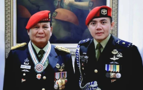 Potret Mayor Teddy bersama Prabowo. Sufmi Dasco Ahmad menjelaskan posisi Mayor Teddy sebagai Sekretaris Kabinet, berada di bawah Mensesneg. Perubahan aturan memungkinkan perwira TNI atau Polri mengisi jabatan itu tanpa harus pensiun.