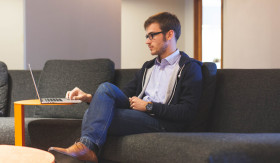 EFEK DUDUK TERLALU LAMA - Rutinitas duduk terlalu lama setiap harinya, bisa berdampak buruk pada kesehatan. -Foto ilustrasi Pixabay/ StartupStockPhotos.
