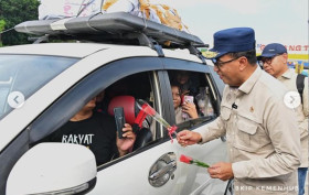 ARUS BALIK LEBARAN - Menhub Budi Karya memberikan setangkai bunga kepada pengendara mobil di jalan Tol Kalikangkung, Kota Semarang. Instagram/@budikaryas.