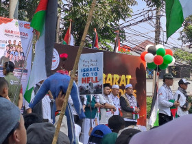 Sejumlah massa aksi, menyuarakan bela Palestina di depan Gedung DPRD Jawa Barat. Dok: AyoBacaNews.com/Difa.