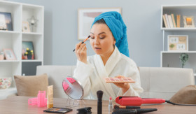 DAILY MAKE UP - Cara membuat daily make up yang simple dan cocok untuk kegiatan sehari-hari. -Foto ilustrasi freepik/stockking.
