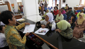 GAJI PENSIUNAN PNS - Meski sudah waktunya gajian, pensiunan PNS ini tetap belum bisa terima gaji pensiunan PNS dari Taspen. - Foto dok.setkab.go.id.