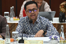 Kurs rupiah terhadap dolar AS terus melemah, Anggota Komisi XI DPR RI, Marinus Gea mendorong pemerintah hindari belanja yang tidak penting. Dok: dpr.go.id.