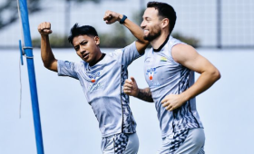 Foto dokumen Persib. Beckham Putra Nugraha bersama Marc klok berlati bersama Persib. Foto @persib.