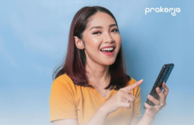 KARTU PRAKERJA –Ilustrasi seorang wanita menggunakan handphone. Tips bijak pilih kelas pelatihan kartu prakerja, biar bisa lulus dengan skill yang diminati. –Ilustrasi Instaram/@prakerja.go.id.