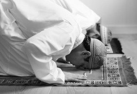 NIAT SHOLAT QOBLIYAH SUBUH - Ilustrasi orang melaksanakan salat. Berikut ini bacaan niat sholat qobliyah subuh yang dianjurkan oleh Rasulullah SAW dilaksanakan umat Islam. (Freepik).