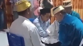 Tangkap layar video viral aksi pemukulan wali nikah pada pengantin pria di Ternate. @suara_networkjabar.