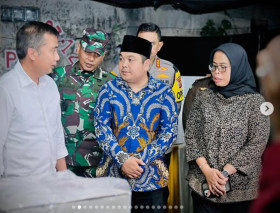 Pj Gubernur Jabar, Bey Triadi Machmudin bersama Ketua KPU Ummi beserta jajaran mengecek logistik Pilkada 2024. (Foto: Instagram/@beytmachmudin).