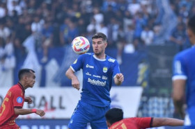 Pertandingan Persib vs Persija di Stadion Si Jalak Harupat dalam laga pekan keenam Liga 1 diwarnai kerusuhan suporter. (Foto: Persib.co.id).