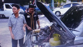 Pria yang merupakan warga Kabupaten Bulukumba, Sulsel ini mengklaim berhasil memodifikasi mobil berbahan bakar minyak (BBM) ke gas elpiji. -dokpri.