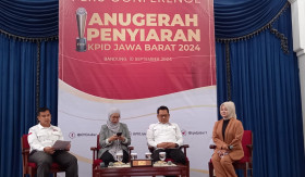 KPID JABAR - Ketua panitia anugerah KPID Jabar 2024, bacakan daftar radio yang masuk nominasi anugerah 2024. - Foto dok.AyoBacaNews.com