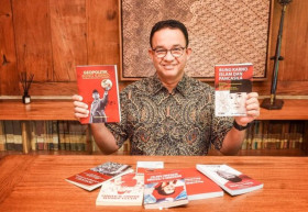 Anies Baswedan tiba di Bandung. Kabarnya dekat kantor KPU Jabar.