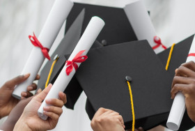 BEASISWA PENDIDIKAN INDONESIA (BPI) -Ilustrasi topi toga wisuda perguruan tinggi. Pendaftaran Beasiswa Pendidikan Indonesia (BPI) 2024 sudah dibuka. -Ilustrasi/freepik.