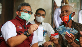 BANSOS - Kemensos lanjutkan program bansos untuk masyarakat miskin dan rentan miskin. Cek cara daftar yang bisa secara online dan offline. - Foto dok.kemensos.go.id.