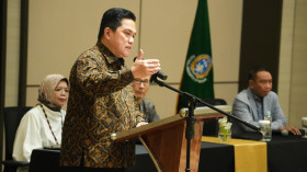 Erick Thohir, tegas mengatakan, perusahaan pelat merah terdampak pada bahan baku impor dengan porsi utang luar negeri besar seperti Pertamina, PLN, BUMN Farmasi, MIND ID, agar mengoptimalkan pembelian dolar AS dalam jumlah besar.