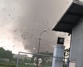 Angin puting beliung menerjang wilayah Rancaekek-Jatinangor, Jawa Barat, pada Rabu 21 Februari 2024 sore. (Instagram/@infojawabarat).