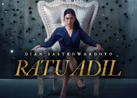 Poster Ratu Adil serial drama kriminal yang dibintangi Dian Sastrowardoyo tayang pada 29 Februari 2024 di Vidio (Instagram/@therealdisastr).