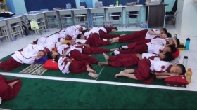 (Siswa SD Muhammadiyah IV Sedang Tidur Siang/ Foto: X @TMIHARINI)