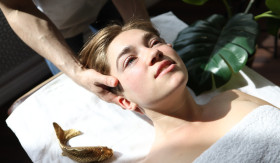 PIJAT WAJAH - Selain skincare, kamu juga sesekali perlu melakukan pijat wajah. Bukan hanya memberikan efek rileks, cara ini juga dapat beri kesehatan kulit dan wajah kamu. - Foto ilustrasi freepik/Komarova_Anastasiya.