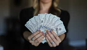 PASSIVE INCOME - Investasi dapat membantu seseorang untuk mencapai tujuan finansial. Memiliki passive income bisa jadi solusi penghasilan tambahan. - Foto ilustrasi Pixabay/sallyjermain.