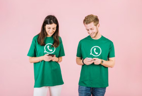 BERBAGAI FITUR WHATSAPP BANTU EKSPRESIKAN DIRI - Ilustrasi pasangan kenakan pakaian berlogo WhatsApp. Berikut fitur pembuat stiker WA. (Foto: Freepik).