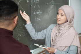 GURU PAI DAPAT THR 2024 - Ilustrasi seorang perempuan tengah mengajar. Kemenag memastikan pencairan THR untuk guru PAI pada 10 hari sebelum Idul Fitri. (Ilustrasi/Freepik).