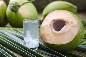 MENU MINUMAN BERBUKA PUASA - Ilustrasi air kelapa muda. Perlu diketahui manfaat mengkonsumsi air kelapa muda yang baik untuk kesehatan tubuh. Ilustrasi/Freepik.