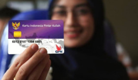 Ilustrasi mahasiswa menunjukkan kartu KIP Kuliah. Beriku cara pendaftaran KIP Kuliah 2025, simak langkah-langkahnya.