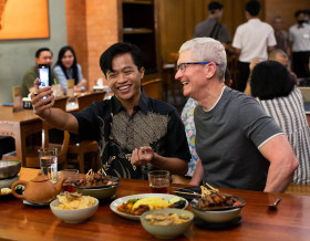 TIM COOK - Apple merupakan perusahaan yan besar di dunia mempertimbangkan untuk Bangun Pabrik Produksi di Indonesia.-X/@timcook
