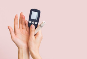 TES DIABETES - Simak panduan makan sehat menjaga  gula darah tetap stabil. Ilustrasi/Freepik.