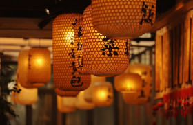 Ilustrasi lampion saat perayaan Imlek - Tahun baru Imlek biasanya identik dengan kehadiran kue keranjang, simak asal-usulnya. (Pixabay)