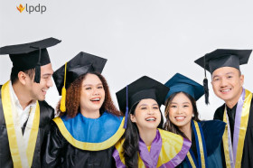 SANKSI MELANGGAR BEASISWA LPDP – Ilustrasi mahasiswa menggunakan toga. Kemenkeu tidak segan beri sanksi tegas bagi alumni beasiswa LPDP yang enggan mengabdi di Indonesia. – Ilustrasi Instagram/@lpdp_ri