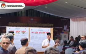 Ketua KPU Pangandaran, Muhtadin saat menyampaikan tahapan simulasi pemilihan. KPID Jabar apresiasi debat Pilkada tayang saat primetime. (Foto: Instagram/@kpukabupatenpangandaran).