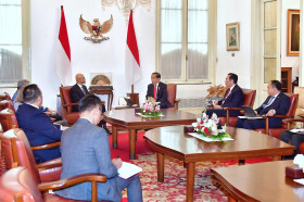 PRESIDEN JOKOWI - Presiden Jokowi Diskusikan Pengembangan Teknologi AI dengan Microsoft di Istana Merdeka.- website/setkab.go.id
