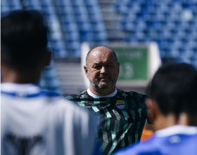 Pelatih Persib Bandung, Bojan Hodak ketika memberikan instruksi latihan pada anak asunya di lapangan. (Foto: Instagram/@persib).