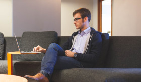 IDE BISNIS - Saatnya memulai bisnis kamu di 2025. Punya penghasilan tambahan bukan hal yang tidak mungkin. - Foto ilustrasi Pixabay/StartupStockPhotos.