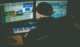 YOUTUBE - Bagi konten kreator pemula, perlu tahu ciri-ciri channel YouTube kamu akan sukses hasilkan dollar. - Foto ilustrasi Pixabay/ProdbyDaan.