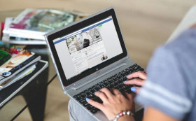 Ilustrasi foto: Syarat monetisasi Facebook 2025 makin simpel! Fokus aja bikin konten berkualitas. Siap jadi kreator sukses? 🌟 #FacebookMonetization. Foto Karolina Grabowska