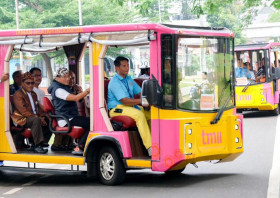(Menparekraf Sandiaga Uno naik odong-odong/foto: kemenparekraf.go.id)