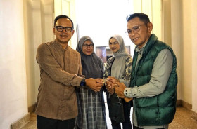 Pj Wali Kota Bogor Hery Antasari (kiri) saat menerima kunci rumah dinas Pemkot Bogor dari Bima Arya. Dok: kotabogor.go.id.