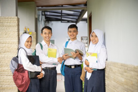 MASUK SEKOLAH - Ilustrasi pelajar SMP masuk sekolah. Simak jadwal masuk sekolah TK-SMA usai Lebaran, dan daftar hari libur nasional serta cuti bersama tahun 2024. Ilustrasi/Freepik.