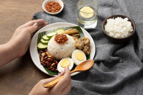 TEKNIK MEMASAK NAIK BAIK UNTUK PENDERITA DIABETES - Ilustrasi nasi putih. Menurunkan kadar gula pada nasi putih bisa dilakukan dengan cara berikut. (Foto: Freepik).