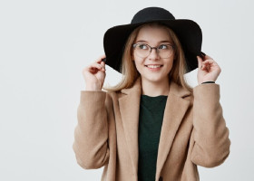 PILIH LENSA KACAMATA TEPAT - Perempuan mengenakan kacamata. Tips pilih lensa kacamata sesuai dengan kondisi mata. Foto: Ilustrasi/Freepik.