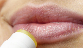 BATTLE REVIEW SKINCARE - Cari lip balm dan lip gloss yang bisa melembabkan dan berikan efek glossy pada bibir. Simak battle review skincare. - Foto ilustrasi Pixabay/ silviarita.