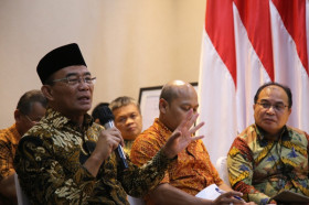 Menko PMK Muhadjir Effendy saat berdialog dengan media massa di Ruang Media Center Kemenko PMK, pada Rabu 7/2. (Kemenko PMK).
