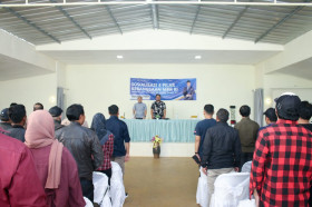 Ujang Bey bersama masyarakat di Sumedang soroti peran penting DPD, dengan sosok Bang Komeng menjadi ikon representasi daerah.