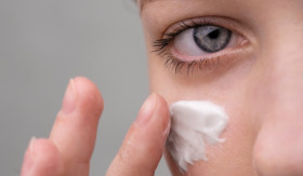 DIY SKINCARE - Kantung mata akan menjadi perhatian utama saat berbicara dengan orang lain. Jangan khawatir, hal ini bisa diatasi dengan DIY krim mata. - Foto ilustrasi/freepik.