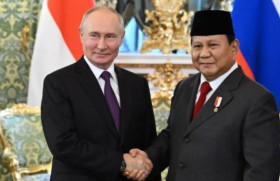 Presiden Rusia Vladimir Putin bersalaman dengan Menhan Prabowo Subianto. FOTO RIA NOVOSTI.