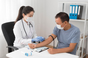 SKRINING PENYAKIT - Seorang dokter perempuan sedang memeriksa kondisi kesehatan pasien pria. Dinkes Kota Tangerang menyarankan untuk lakukan skrining penyakit tidak menular usai Lebaran. Ilustrasi/Freepik.