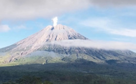 Penampakan Gunung Semeru di Kabupaten Lumajang, Jawa Timur yang kembali erupsi Kamis (6/4) pagi WIB. Dok: PVMBG.